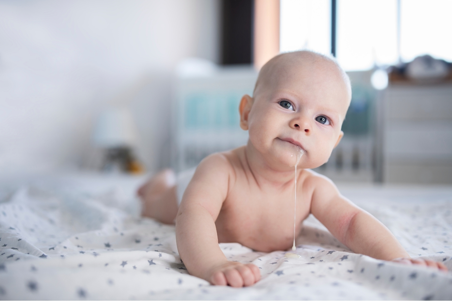 Má vaše miminko reflux, ublinkává nebo zvrací? Klíčové rozdíly