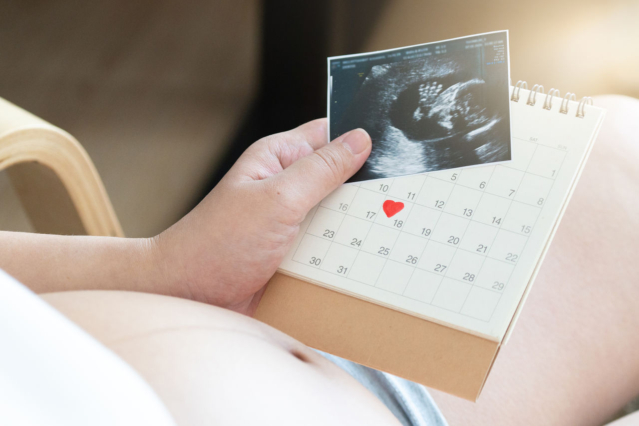 Pregnant women should prepare for childbirth by attending prenatal classes, packing a hospital bag, and arranging transportation. It’s essential to have a birth plan, ensure all necessary documents; Shutterstock ID 2509739535; purchase_order: BABYLONE-GALLIA; job: BABYLONE ; client: GALLIA; other: 