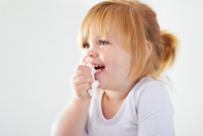 Co dělat, když dítěti teče krev z nosu?