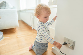Co dělat, když je dítě zasaženo elektrickým proudem?