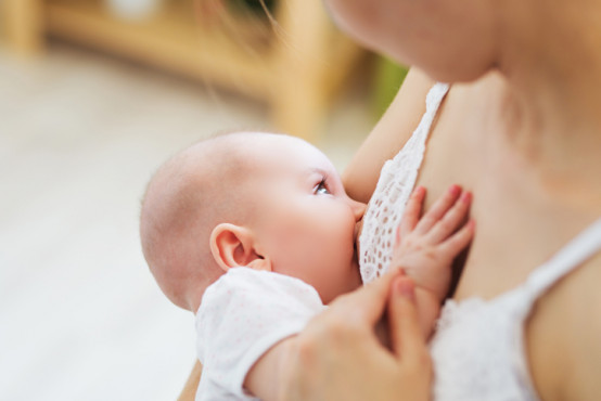 Technika masáže prsou pro podporu kojení