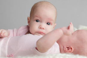 Jak na porod, krmení a spánek dvojčat a trojčat