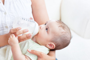 Přechod na umělé mléko: co dělat, když ho vaše dítě odmítá?