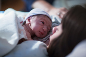 První hodiny po porodu s miminkem