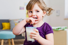Dávat dětem kravské mléko, nebo batolecí mléko?